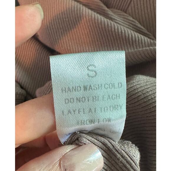 Minaa Monroe tan ribbed long sleeves side slits top Size Small - Picture 5 of 12